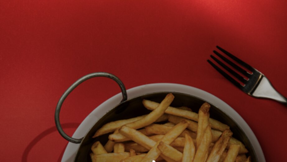 Papas Lysto crocantes recién fritas en un sartén rojo